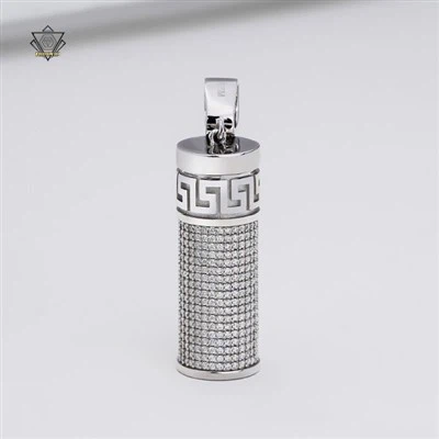 Apakah ada liontin pria dengan desain bertema sastra?