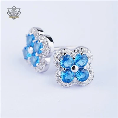 Empat anting berlian semanggi daun