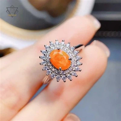 Cincin pertunangan opal merah